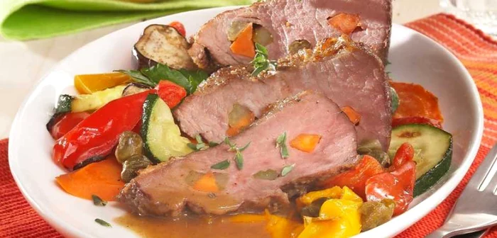 Evită combinarea alimentelor bogate în proteine (carne, ouă,
brânză) cu cele care conţin carbohidraţi (pâine, cereale, cartofi).