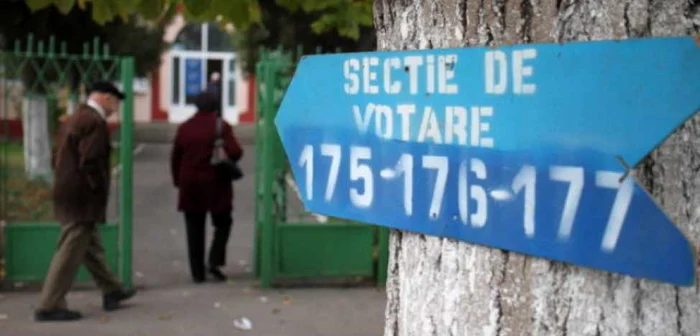 Alegători intrând în secţia de votare Foto arhivă