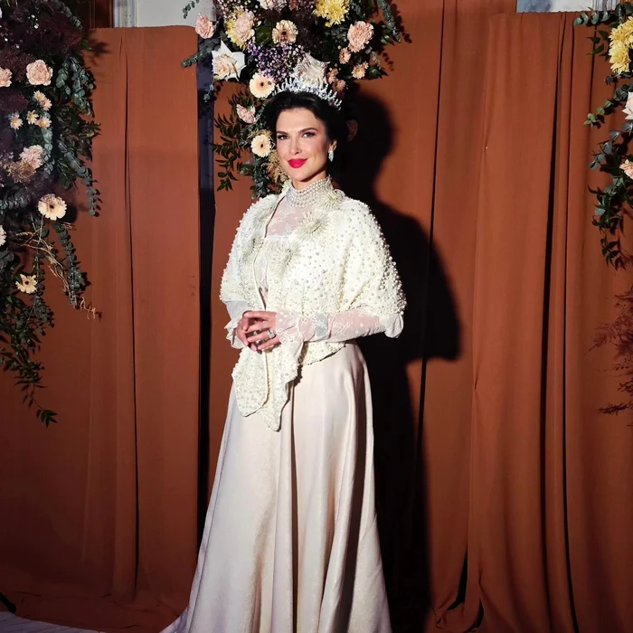 Monica Bîrlădeanu în chip de Regina Maria la gala Nu există nu se poate by Andreea Marin   FOTO Faceboo (3) jpg