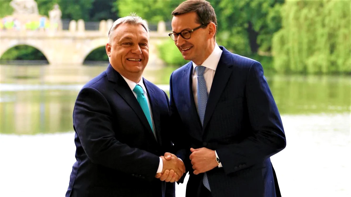 Premierul ungar iliberal Voktor Orban și fostul prim-ministru polonez populist Mateusz Morawiecki