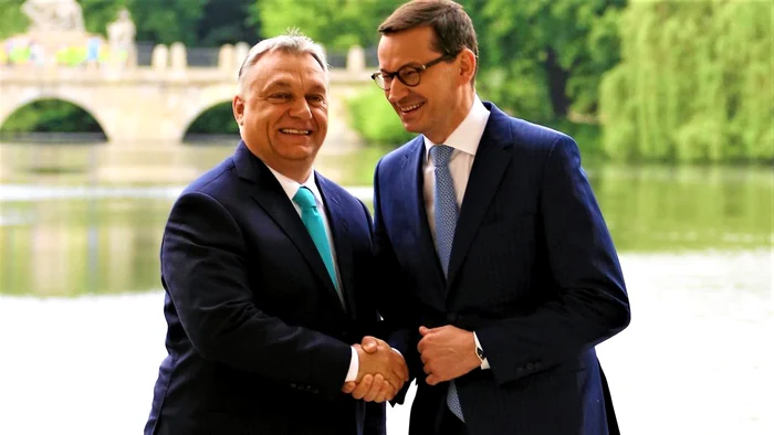 Premierul ungar iliberal Voktor Orban și fostul prim-ministru polonez populist Mateusz Morawiecki