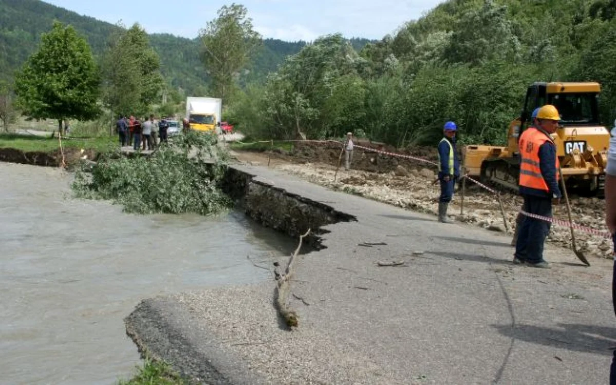Drumurile sunt afectate de inundaţii