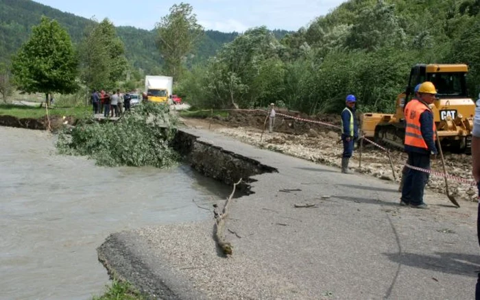 Drumurile sunt afectate de inundaţii