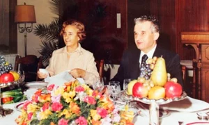 ceausescu si elena  la masa
