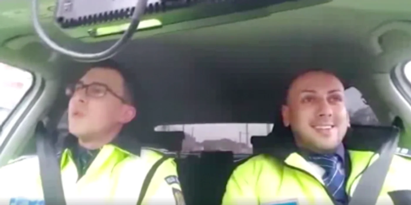 Poliţişti cântând colindul „Moş Crăciun cu plete dalbe“ Sursa Facebook Poliţia Română