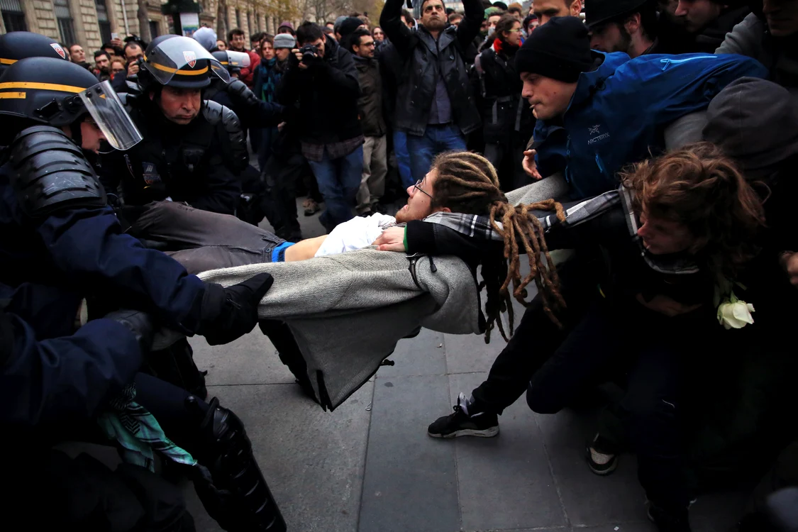 208 oameni au fost arestaţi duminică la ParisFoto: AP