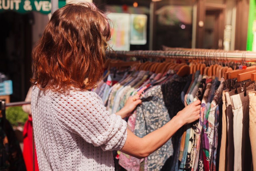 Haine second-hand, grătare și telefoane, în topul cumpărăturilor preferate de români în această toamnă