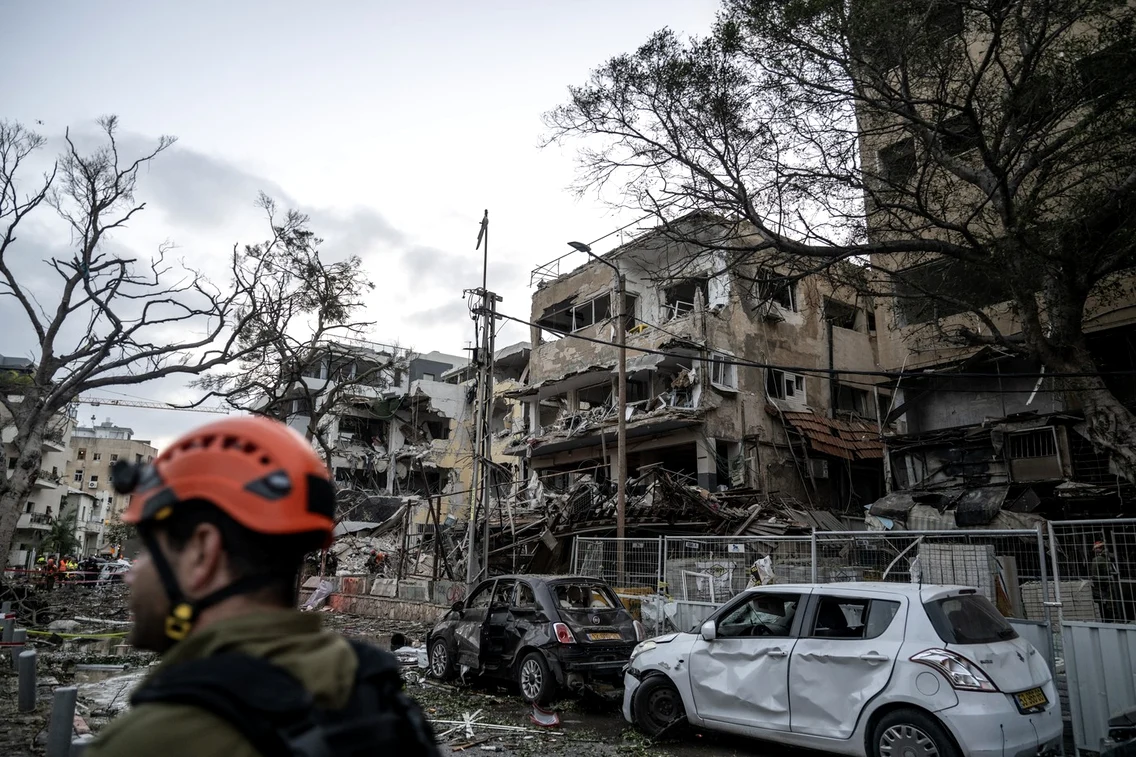 Clădire distrusă de o rachetă lansată din Iran în Tel Aviv, Israel FOTO Profimedia