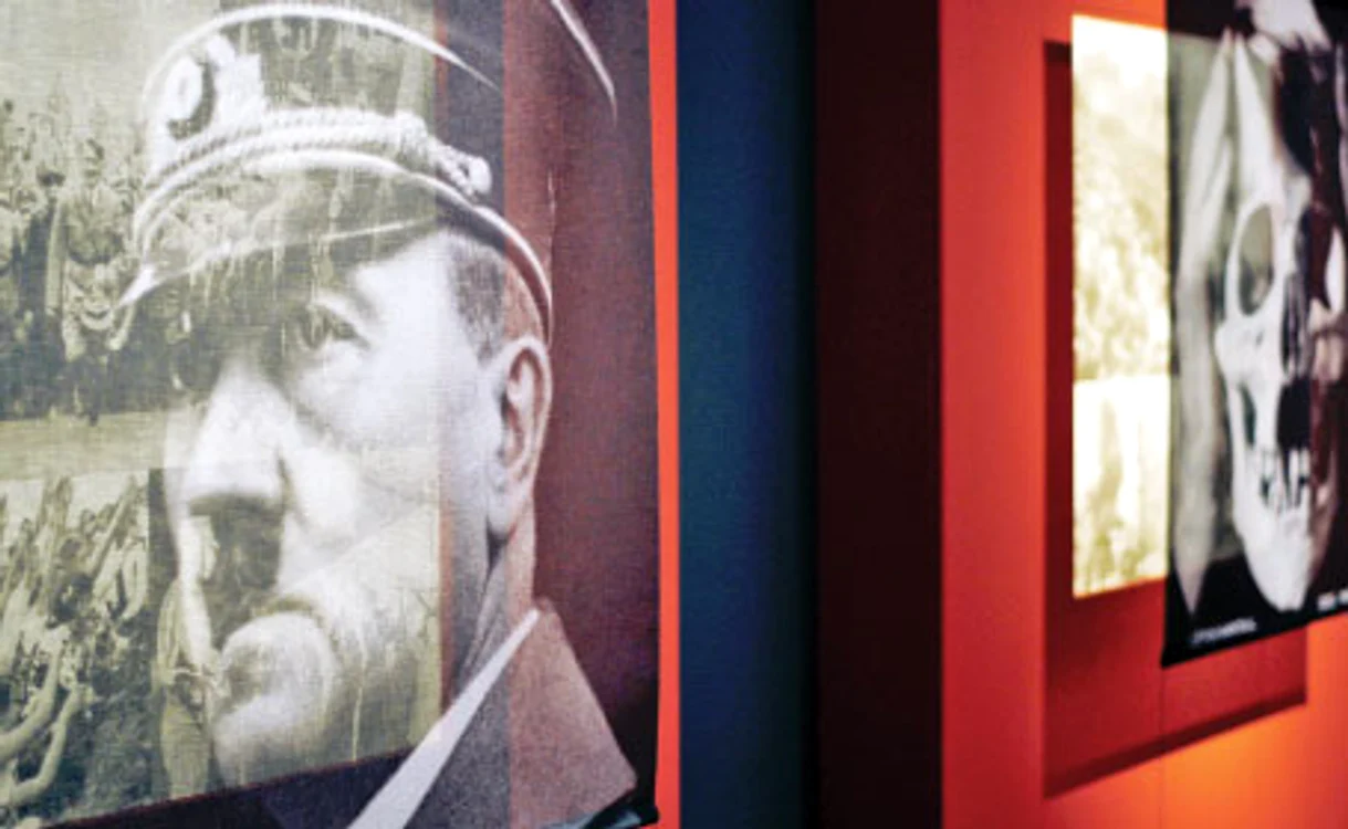 Hitler apare alături de simboluri ale morţii