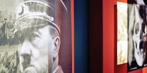 Hitler apare alături de simboluri ale morţii
