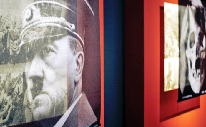 Hitler apare alături de simboluri ale morţii