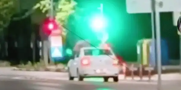 GIF Focsani barbat pe taxi