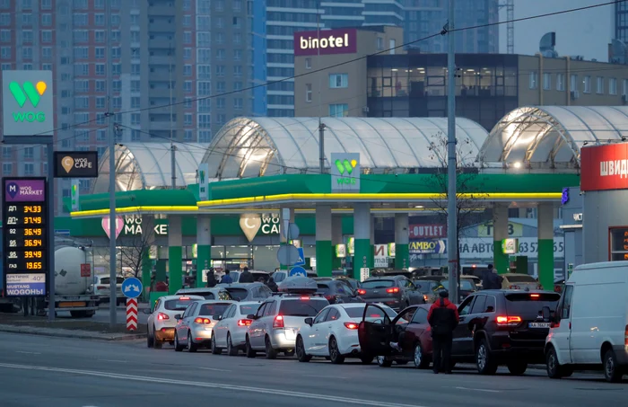 Cozi incredibile în Kiev în timpul zilei de 24 februarie 2022 - foto EPA-EFE