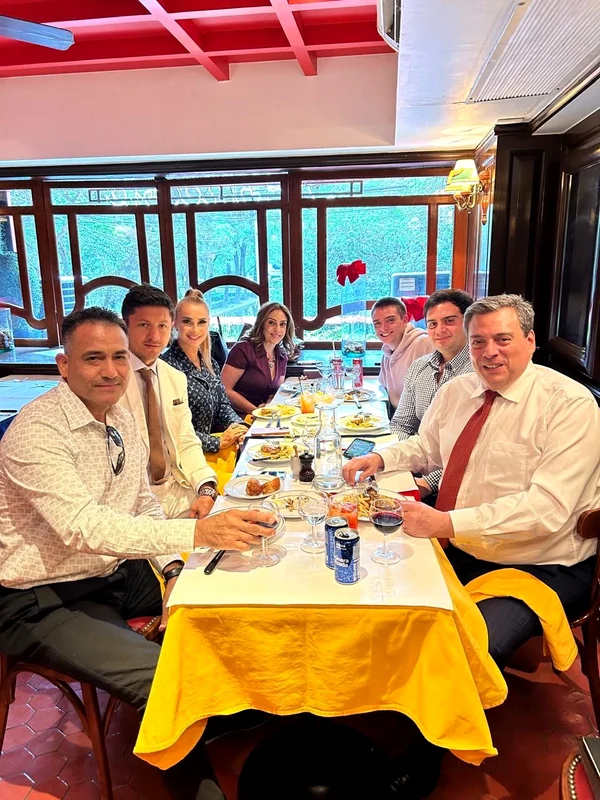 Anamaria Prodan și Ronald Gavril, la masă alături de familia lui Mauricio Sulaiman, președintele WBC foto : Instagram 
