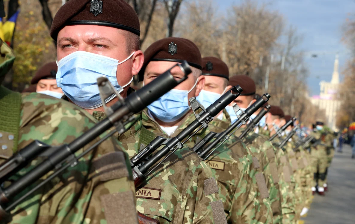 
    Militarii români şi-au  sincronizat mişcările  la repetiţiile derulate duminică Fotografii: Statul Major al Forţelor Terestre/Shutterstock/Laurenţiu Turoi/Bogdan Pantilimon   