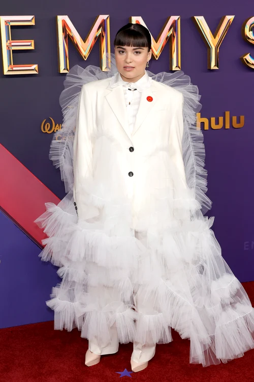 Devery Jacobs a purtat o ținută albă, la Premiile Emmy 2024