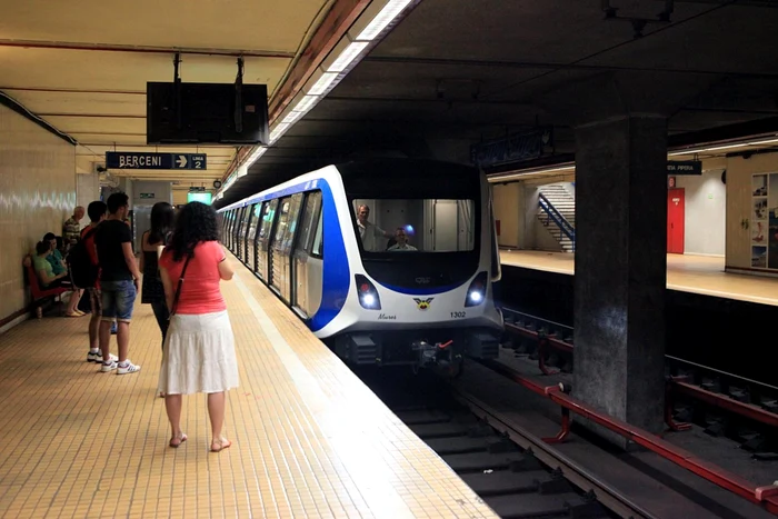 Metroul de tip CAF s-a bocat la staţia Aviatorilor FOTO Arhivă