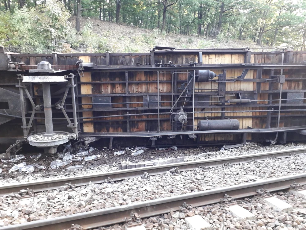 
    Vagonul care s-a răsturnat era încărcat cu sucuri Fotografii: CFR Infrastructură  
