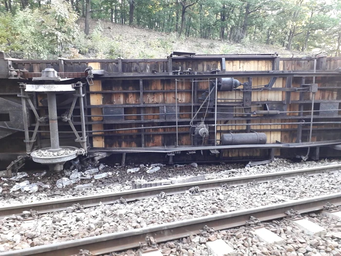 
    Vagonul care s-a răsturnat era încărcat cu sucuri Fotografii: CFR Infrastructură  