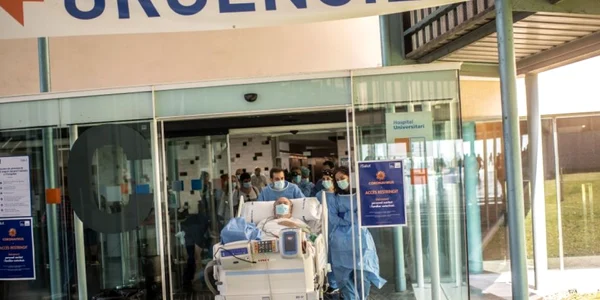 Tratament inedit pentru bolnavii de coronavirus la Barcelona pacienţii sunt scoşi pe faleză FOTO Guliver / Getty Images / David Ramos