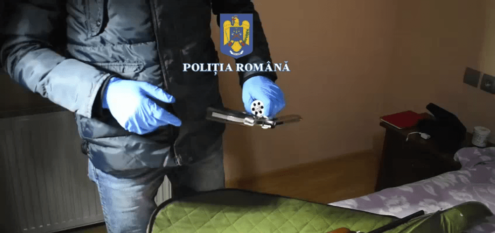 Percheziții la dresori de câini agresivi