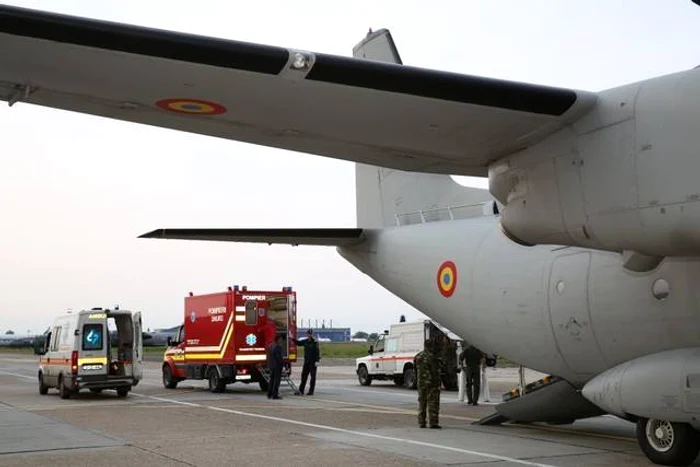 
    Cinci pacienţi cu coronavirus, aflaţi în stare gravă, transportaţi cu o aeronavă a Forţelor Aeriene Române de la Bucureşti la spitale din Moldova şi Ardeal  