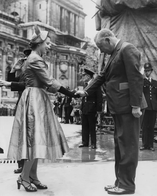 Regina Elisabeta a II-a încălțată cu o pereche de sandalecu toc înalt, 1953