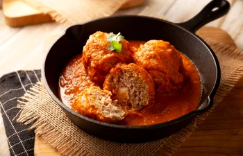 Chiftele cu sos de rosii  Sursa foto shutterstock 2540636581 jpg