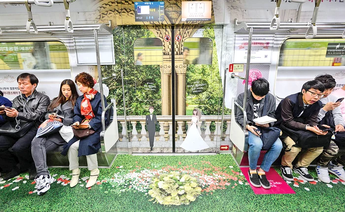 
    La metroul bucureştean  găseşti fel de fel  de mesaje vulgareFoto: Sever Gheorghe  