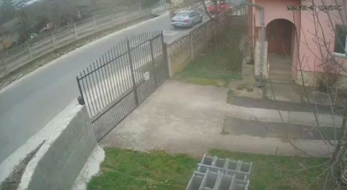 Sofer agresat in trafic pe o strada din Hunedoara. Sursa: Laura Borca. Facebook