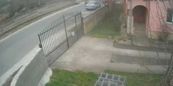 Sofer agresat in trafic pe o strada din Hunedoara. Sursa: Laura Borca. Facebook