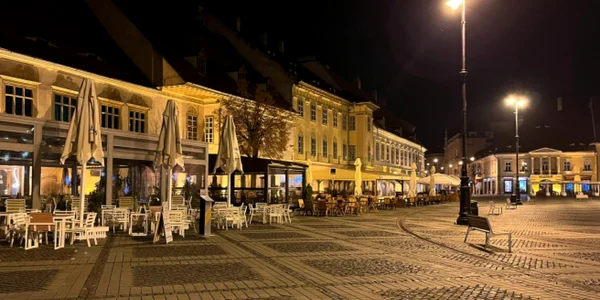 Străziile pustii din Piaţa Mare - Sibiu după ora 22 - din cauza restricţiilor anti - Covid Foto Africa Albala pentru 20 minutos es