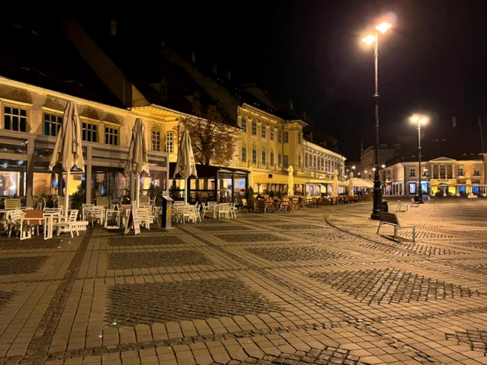 Străziile pustii din Piaţa Mare - Sibiu, după ora 22:00, din cauza restricţiilor anti - Covid; Foto Africa Albala pentru „20minutos.es”