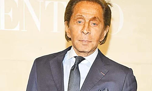 Valentino Garavani (87 de ani)   Avere: 1,5 miliarde $ Iahtul TM Blue One poate fi închiriat pentru două săptămâni cu tot cu echipaj cu 200 000 $ jpeg