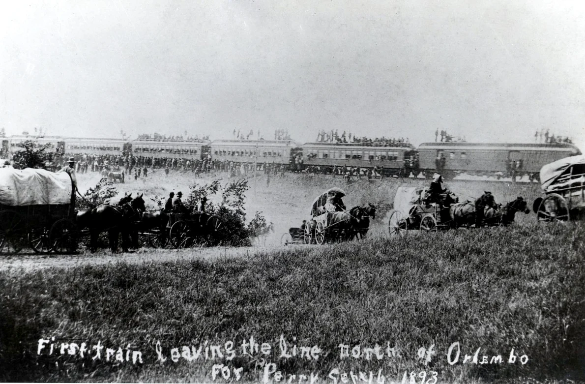 Trenul și căruțele coloniștilor în Teritoriul Oklahoma, la 16 septembrie 1893 (© U.S. National Archives and Records Administration)