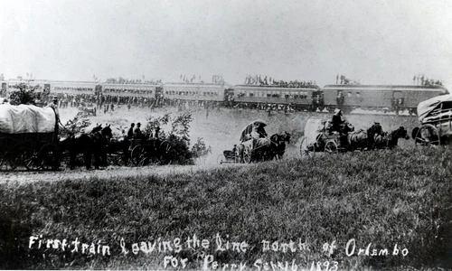Trenul și căruțele coloniștilor în Teritoriul Oklahoma, la 16 septembrie 1893 (© U.S. National Archives and Records Administration)