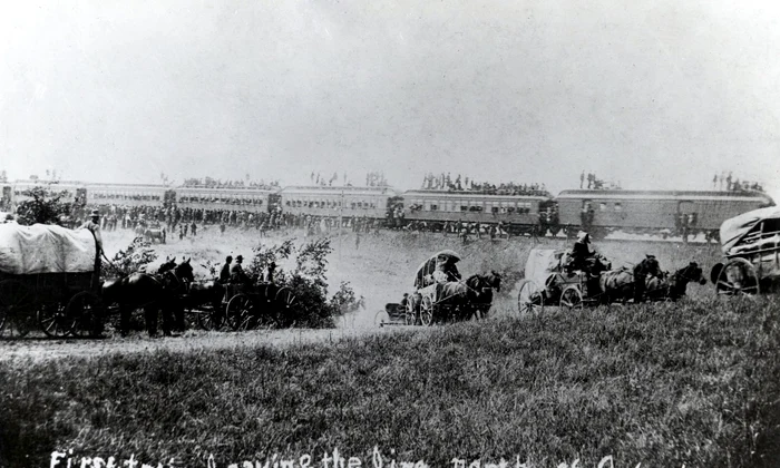 Trenul și căruțele coloniștilor în Teritoriul Oklahoma, la 16 septembrie 1893 (© U.S. National Archives and Records Administration)