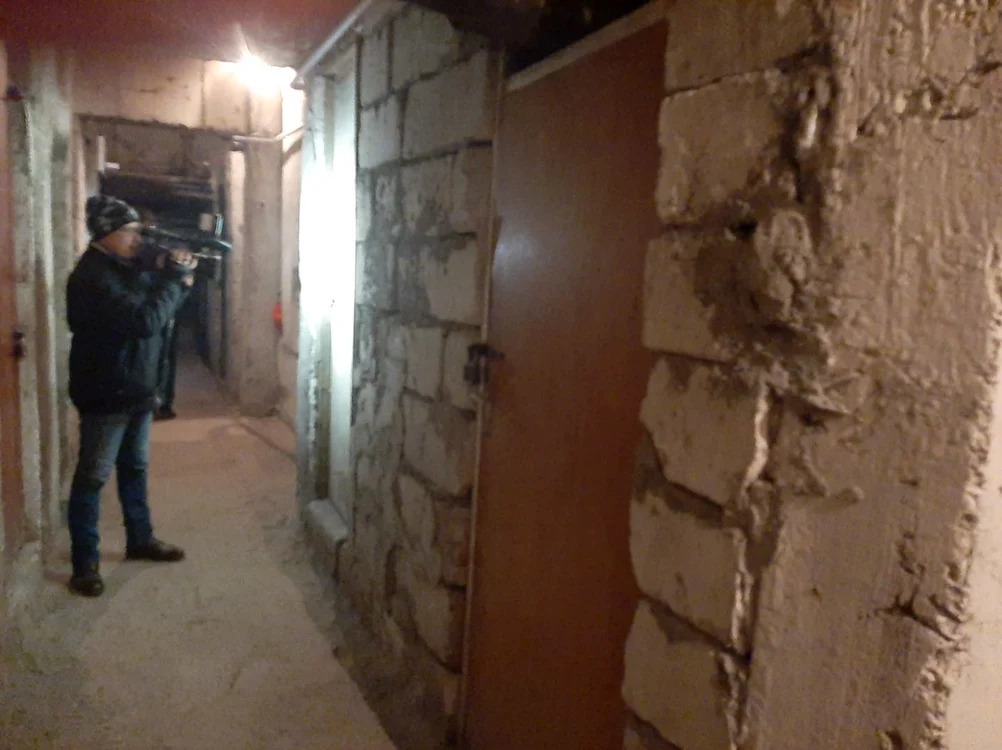 Locatarii unui bloc din Brașov au transformat adăpostul în beciuri. FOTO Ioan Buciumar
