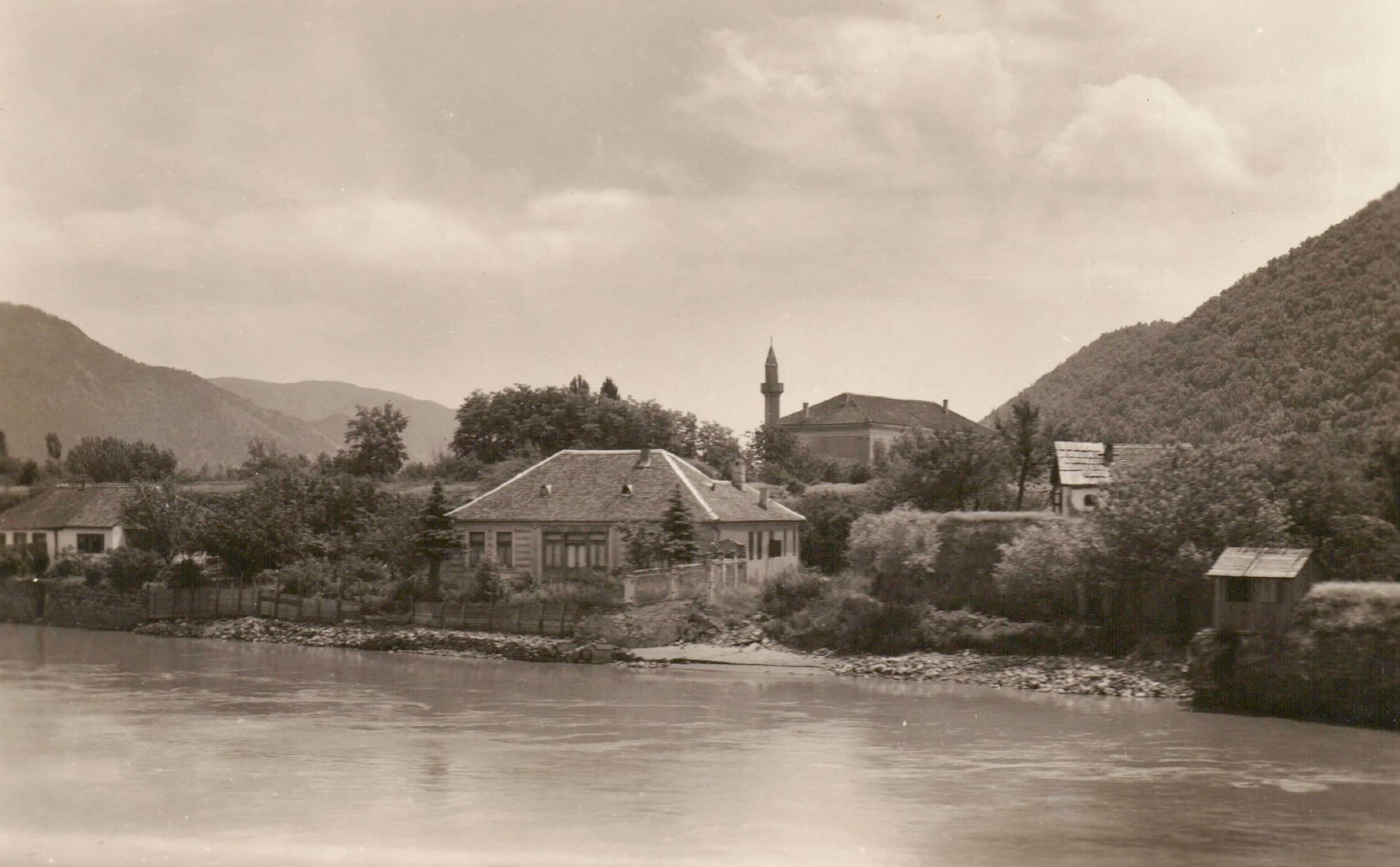 Secretele insulei Ada Kaleh, scufundată în Dunăre. „Oamenii dorm în catacombe și scotocesc nopți întregi după comori”