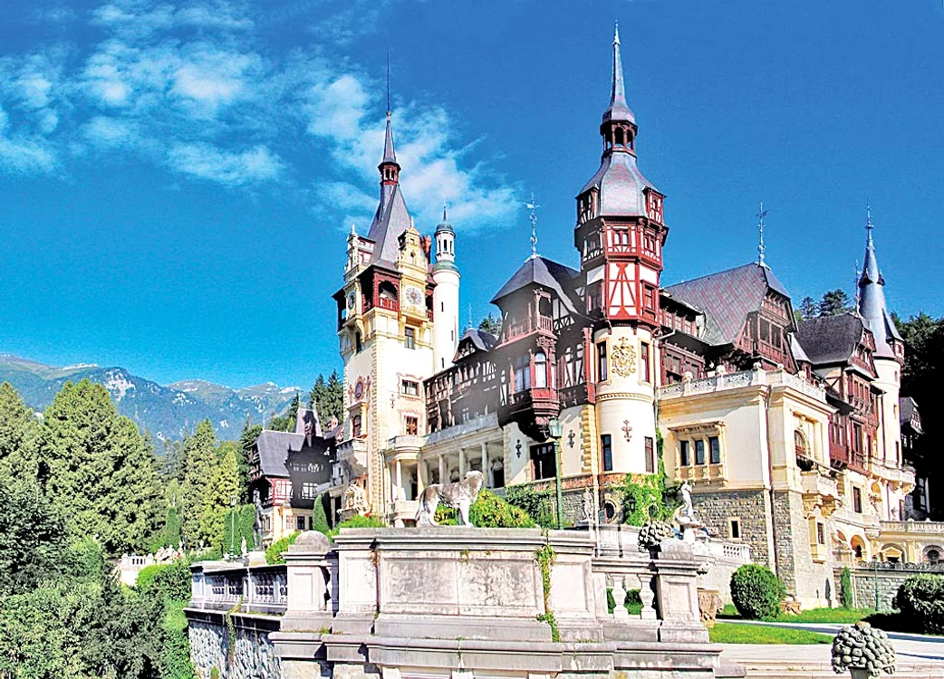 Sicriul cu trupul  Reginei va fi  depus marţi la  Castelul Peleş