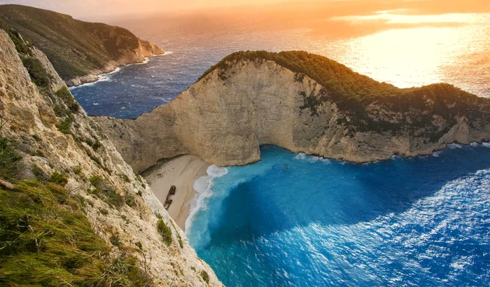 Plaja Navagio din Grecia este înconjurată de formațiuni stâncoase