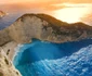Plaja Navagio din Grecia este înconjurată de formațiuni stâncoase jpeg