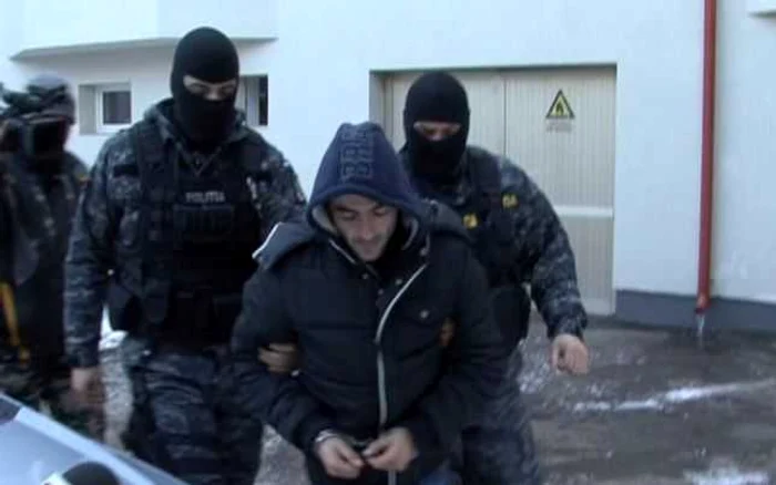 Atentatorii au fost prinşi în flagrant în timp ce montau bomba sub maşină FOTO Adevărul
