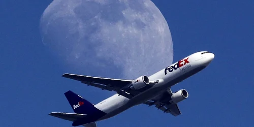 Un avion FedEx zboară deasupra oraşului Whittier din California în drumul lui spre Aeroportul din Los Angels FOTO AP