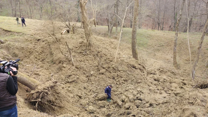 Craterul format după explozia proiectilului de aviaţie