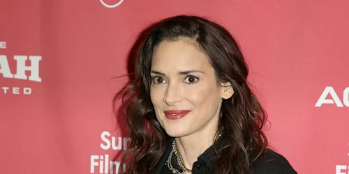 Deși aparent nu există nici o asemănare, multă lume a confundat o cu Winona Ryder (49 de ani) jpeg