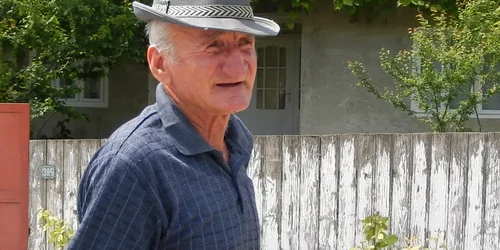 Bătrân, în lacrimi după votare