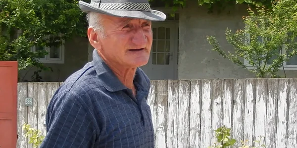Bătrân, în lacrimi după votare