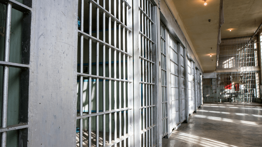 Doi deţinuţi au evadat dintr-o închisoare după ce au săpat un tunel cu o periuţă de dinţi