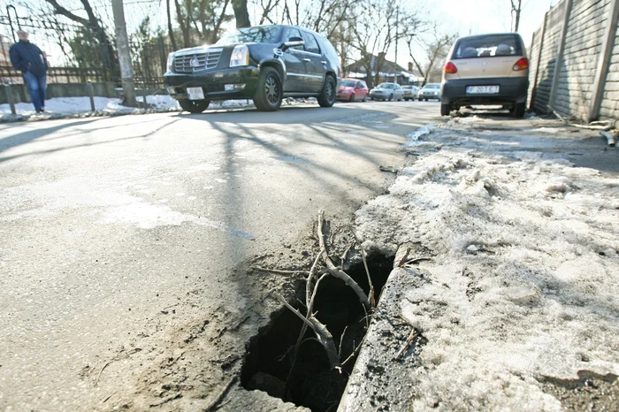 Șoferii au încercat  să acopere unele gropi cu crengi